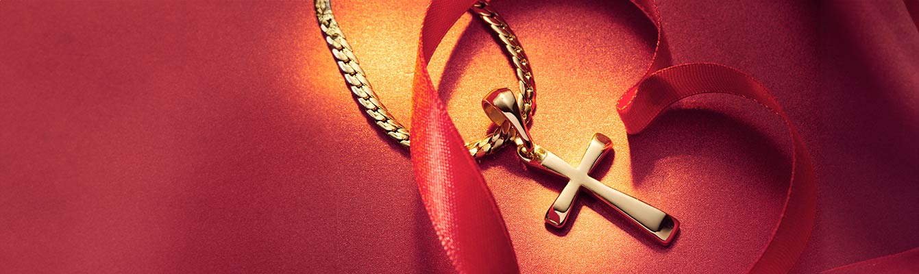 3 Titanium Gold Jewelry Gifts Mom Will Actually Want This Mother’s Day